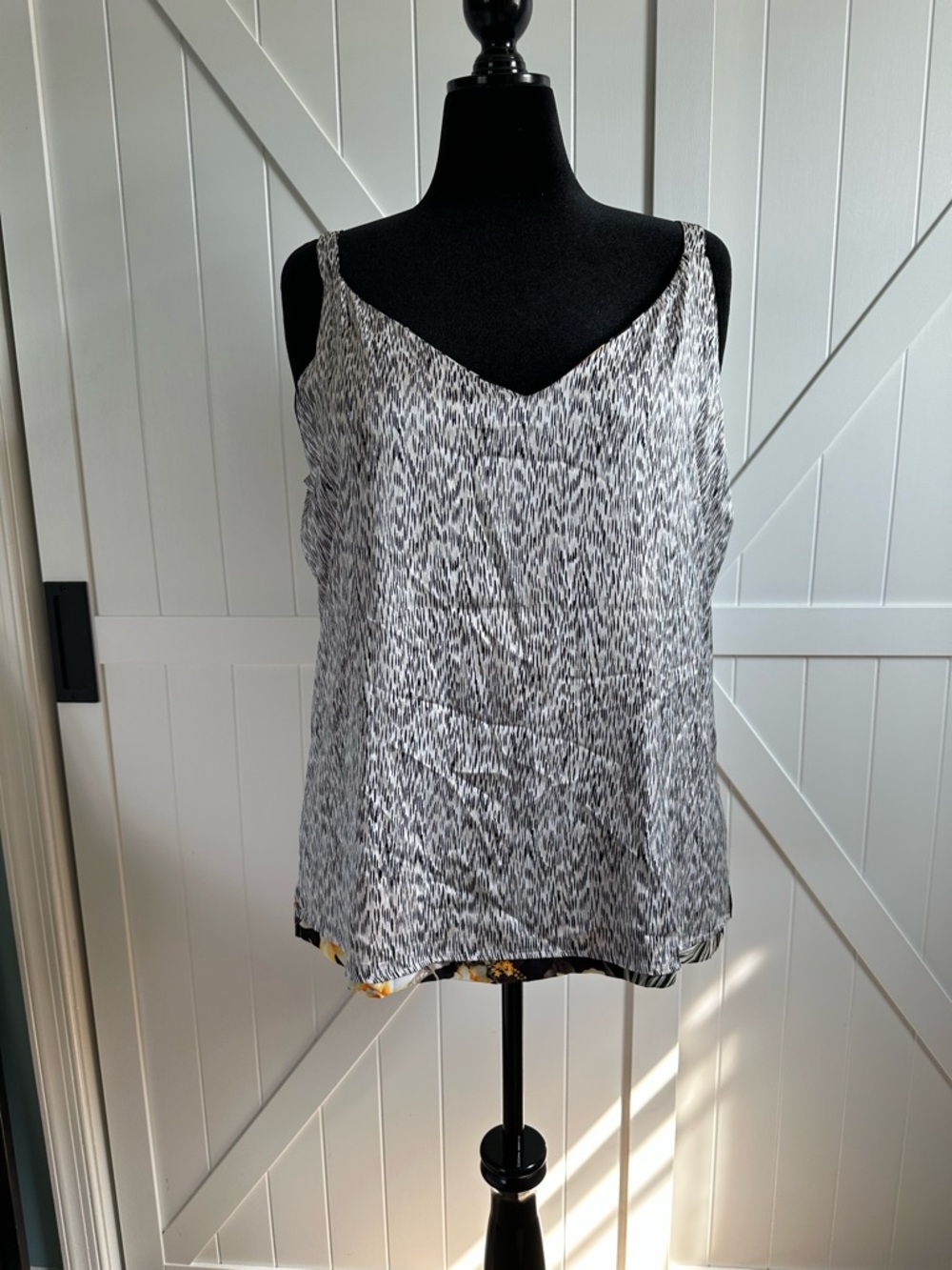White House Black Market XL Reversible Cami Tank Top Floral Black Ivory NWT - Picture 3 of 7